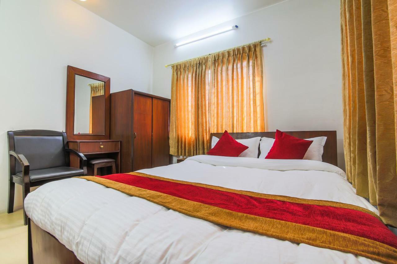 Oyo 358 Hotel Rose Star Kathmandu Exterior foto